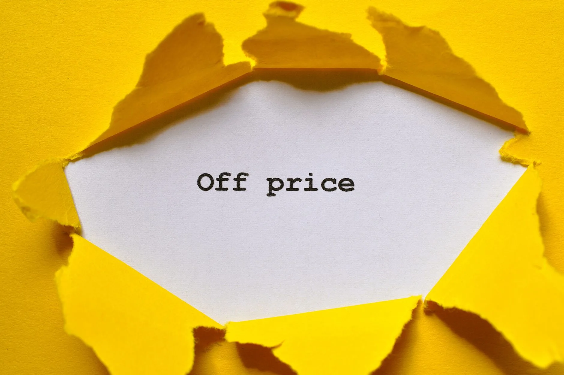 Como criar oferta irresistível para capturar leads — O papel amarelo brilhante revela o texto "Desconto", perfeito para