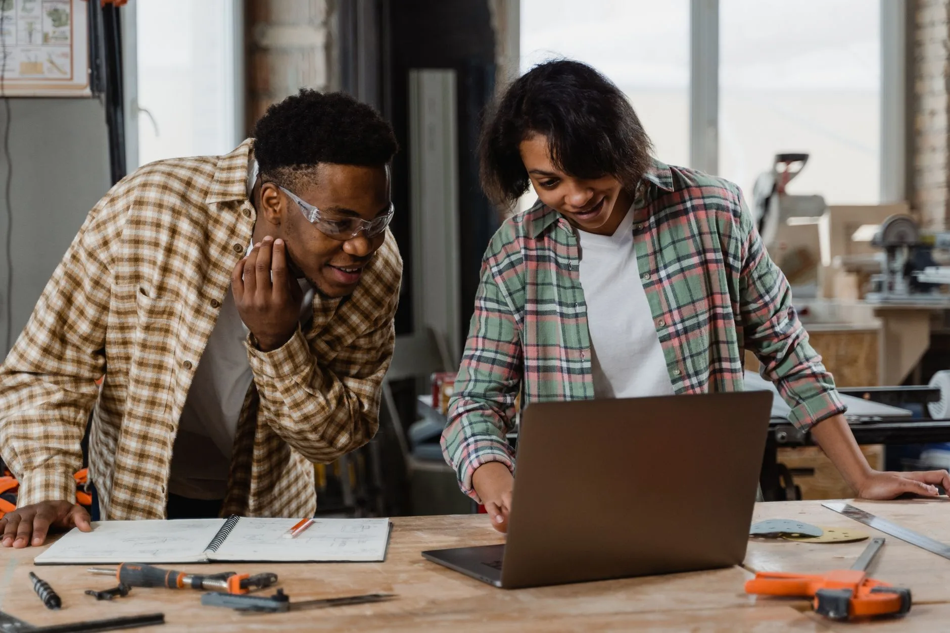 Ferramentas gratuitas para captar leads em pequenos negócios — Foto profissional grátis de afro-americano, ajuda, ambien