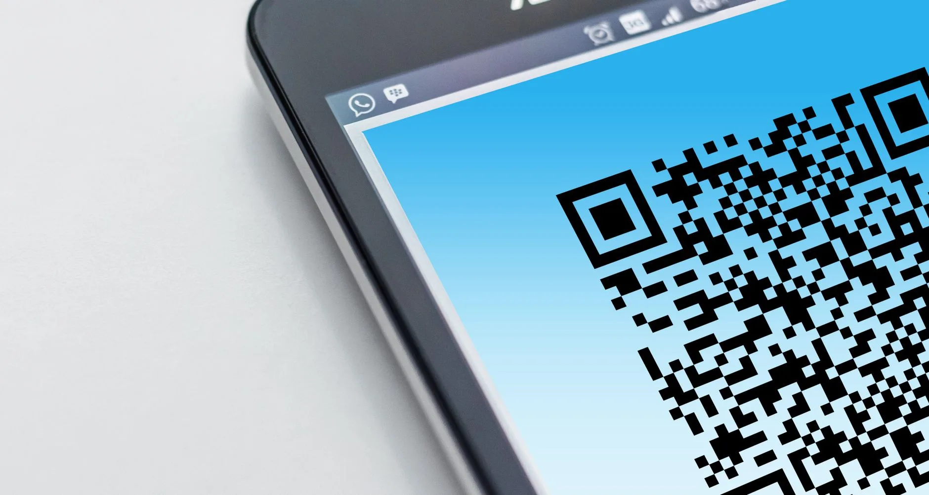 Qr code estático ou dinâmico — Close-up em alta resolução de um smartphone exibindo um código QR na tela.
