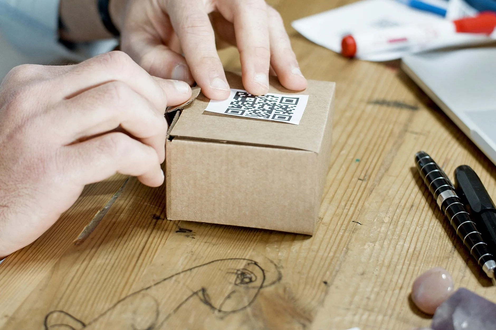 Qr code estático ou dinâmico — Foto profissional grátis de #interior, ambiente de trabalho, arca