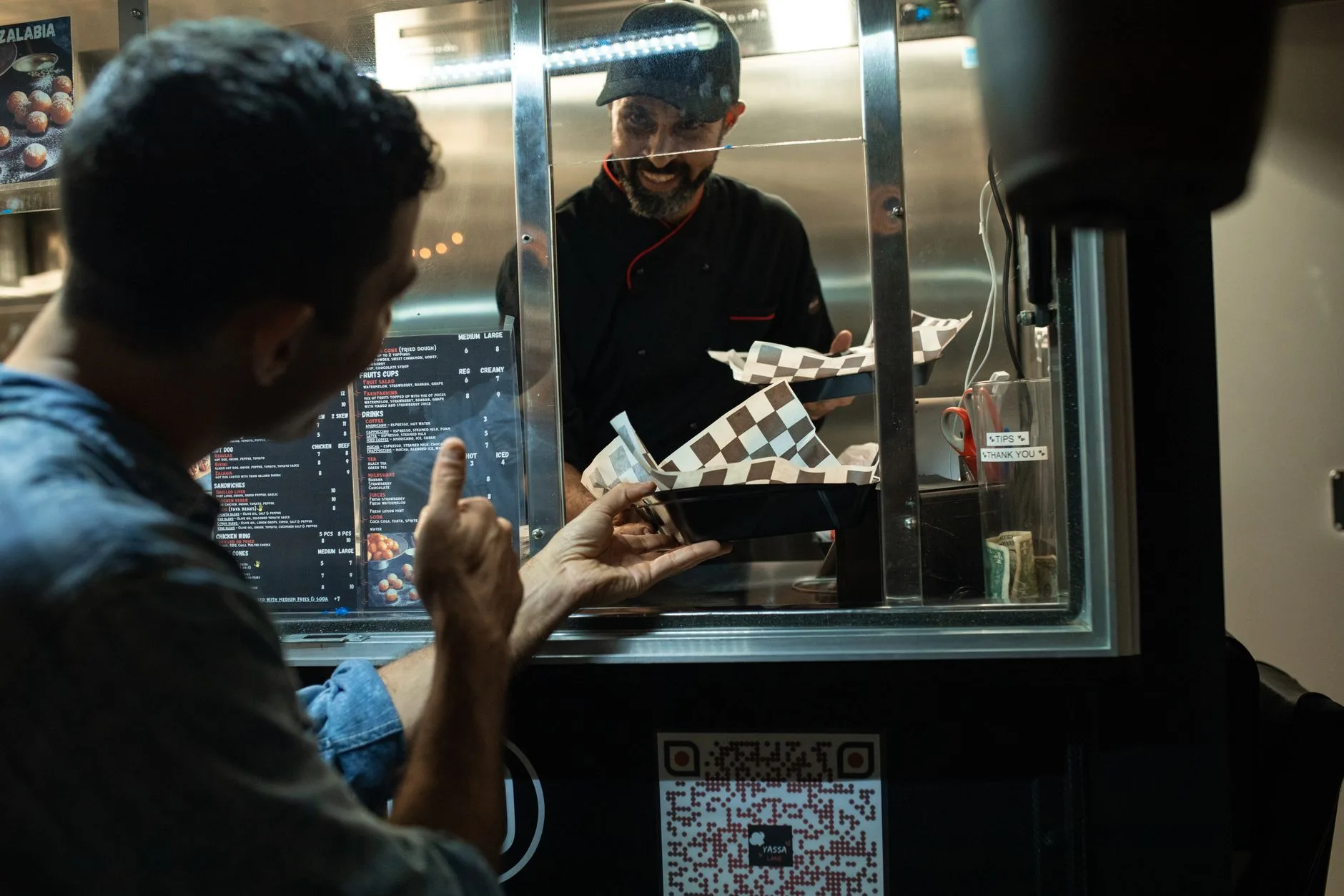 Como criar qr code para cardápio digital de restaurante — Homem De Jaqueta Preta Sentado Na Cadeira